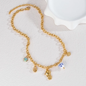 Collier bohème thème marin plaqué or 18K avec pendentifs coquillages et céramique