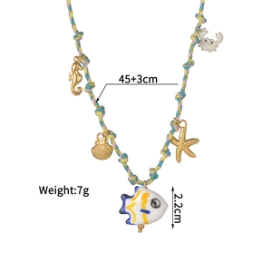 Détail du collier nautique en corde colorée avec breloques marines dorées et poisson