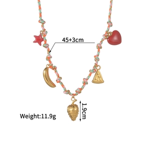 Vue détaillée du collier tissé coloré avec dimensions et taille du pendentif fraise