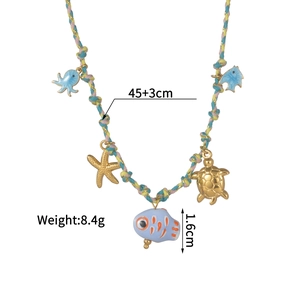 Détails des breloques marines avec étoile de mer et poisson sur collier en corde tissée