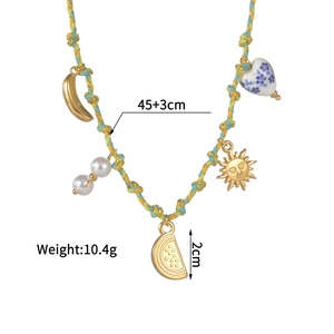 Détail du collier tressé coloré avec breloques fruits et mesure de 45+3 cm
