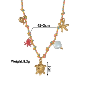 Détail du collier tissé océan avec breloques tortue et étoile de mer dorées, longueur 45+3cm
