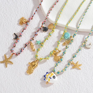 Colliers en corde tressée colorée avec pendentifs marins tels qu'étoile et dauphin