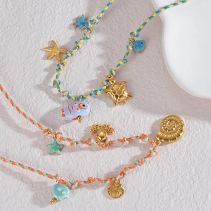 Collier en corde tressée colorée avec pendentifs en céramique océan et breloques marines