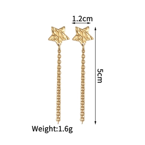 Détails des boucles d'oreilles étoile dorées avec mesures de 5cm de long et 1,2cm de large