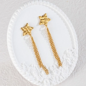 Boucles d'oreilles étoile dorées 18 carats minimalistes avec pompons à triple chaîne
