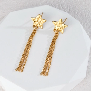 Boucles d'oreilles étoile dorées avec texture martelée et pompons en chaîne fine