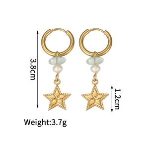 Vue détaillée de boucles d'oreilles dorées avec perles et étoiles, longueur de 3,8 cm