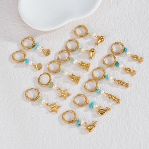 Détails des boucles d'oreilles océan or 18 carats avec baleine, hippocampe et turquoise