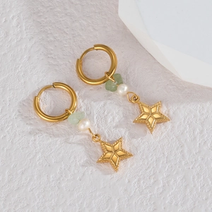 Boucles d'oreilles créoles dorées en acier 18 carats avec étoiles et perles vertes