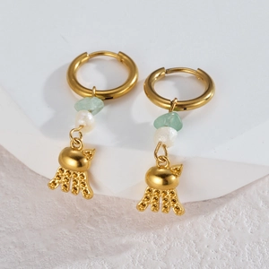 Créoles dorées vintage avec pierre verte, perle et pendentifs en forme de méduse