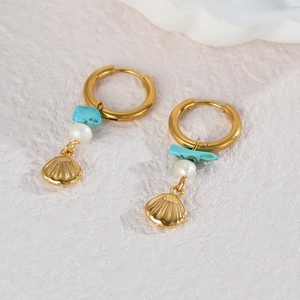Boucles d'oreilles créoles en acier doré avec turquoise, perle et coquillage