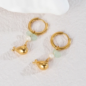Élégantes créoles dorées avec pierre vert clair, perle blanche et pendentif poisson