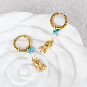 Macro d'oreilles dorées avec perles de turquoise et de nacre et pendentifs poissons