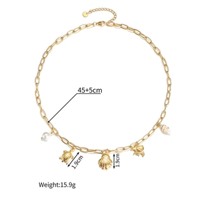Détail de la chaîne en acier doré 18K avec perle blanche et breloques marines