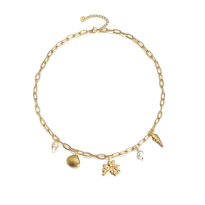 Collier en acier doré avec pendentifs océaniques, coquillages et perle sur fond blanc