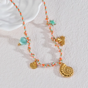 Collier marin tissé coloré avec breloques dorées et pendentifs étoile de mer en céramique