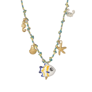 Collier tressé océan coloré avec breloques marines dorées et pendentif en poisson