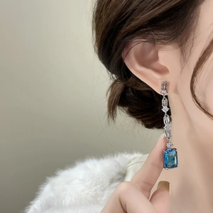 Orecchini pendenti in argento con gemma blu rettangolare e accenti in zircone