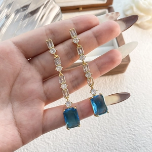 Eleganti orecchini a goccia in oro con pietre blu e nappine di zirconi per donna