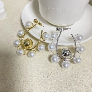 U-shaped hoop earrings with pearls in gold and silver finish, elegant geometric style