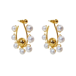 Elegant U-shaped gold earrings featuring white pearls and a central mirror-finish metal ball