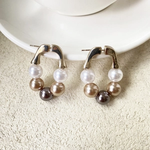 Boucles d'oreilles créoles dorées en U avec perles élégantes blanches et champagne
