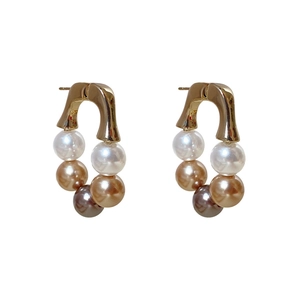 Boucles d'oreilles en U dorées avec perles dégradées blanches et champagne