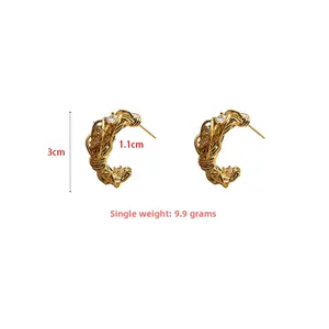 Dettaglio orecchini a cerchio intrecciati placcati oro 18k con dimensioni e peso