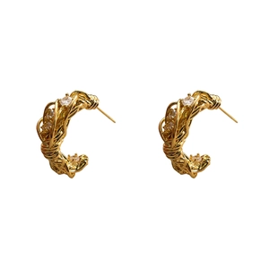 Orecchini a cerchio a C intrecciati placcati oro 18k con zirconi bianchi lucidi