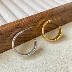 Elegantes pendientes de aro en C con textura tejida, bañados en oro de 18K y acabado plata