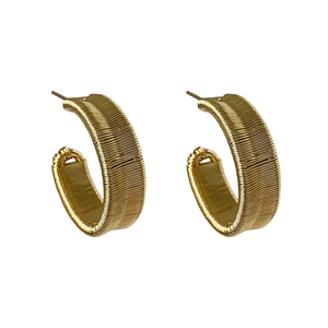 Elegantes pendientes de aro de metal trenzado bañados en oro de 18K estilo minimalista