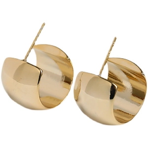 Minimalist wide geometric gold C-shaped chunky hoop earrings with mirror finish