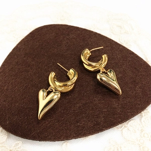 Boucles d'oreilles cœur dorées avec anneau en C audacieux et pendentif cœur 3D poli