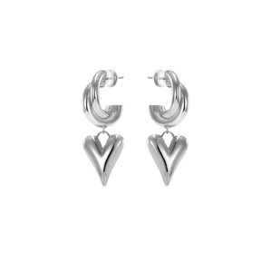 Vue symétrique de boucles d'oreilles créoles avec pendentifs cœurs bombés argentés