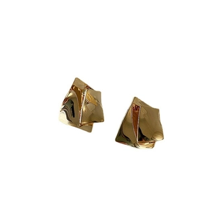 Boucles d'oreilles géométriques dorées style origami aux facettes métalliques