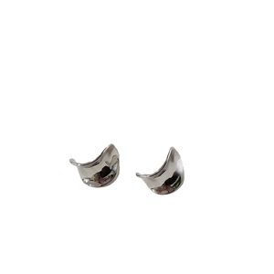 Minimalistische silberne, unregelmäßige geometrische Ohrstecker mit Hochglanzoberfläche