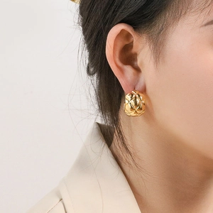 Orecchini a cerchio dorati con motivo trapuntato classico da donna in stile vintage chic
