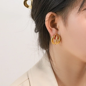 Französische Vintage geometrische goldene Ohrringe mit mehrlagigem ovalem Metalldesign