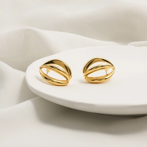 Französische Vintage Goldene Ohrringe im hohlen Lagen-Design mit unregelmäßigen Kurven