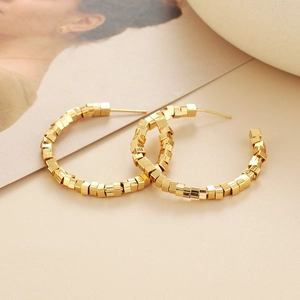 Boucles d'oreilles créoles dorées en C avec perles géométriques et aiguilles en argent S925
