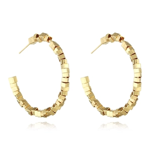 Élégantes boucles d'oreilles créoles dorées en C avec un design géométrique perlé épuré