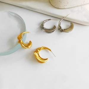Polished S925 geometric C-shaped twisted earrings in gold and silver finish