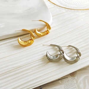 Minimalist twisted C-shape metal earrings in gold and silver finish with S925 silver pins