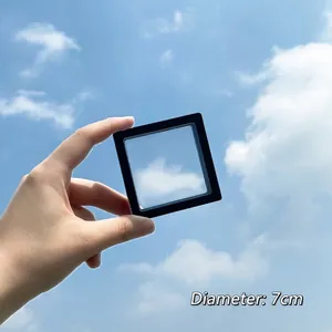 Minimalistisch 7cm zwart PE-folie juwelendoosje voor ringen tegen een heldere blauwe lucht