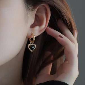 Orecchini a cuore vintage francesi nero e oro con cristalli lucenti per donna