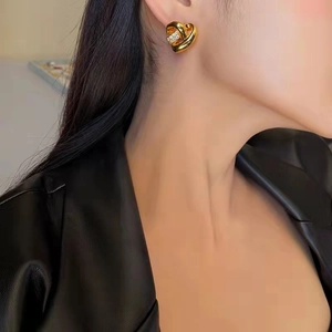 Hohlherz-Ohrringe mit 14K Goldbeschichtung und Kristallen, getragen von einem Modell