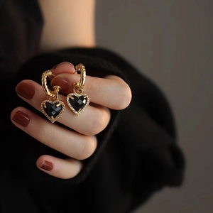 Orecchini vintage a cuore nero con cerchi dorati e bordi in zirconi scintillanti