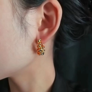 Boucles d'oreilles spirales géométriques en laiton doré avec finition polie brillante