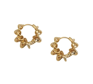 Détail de boucles d'oreilles créoles torsadées dorées avec design spirale texturé